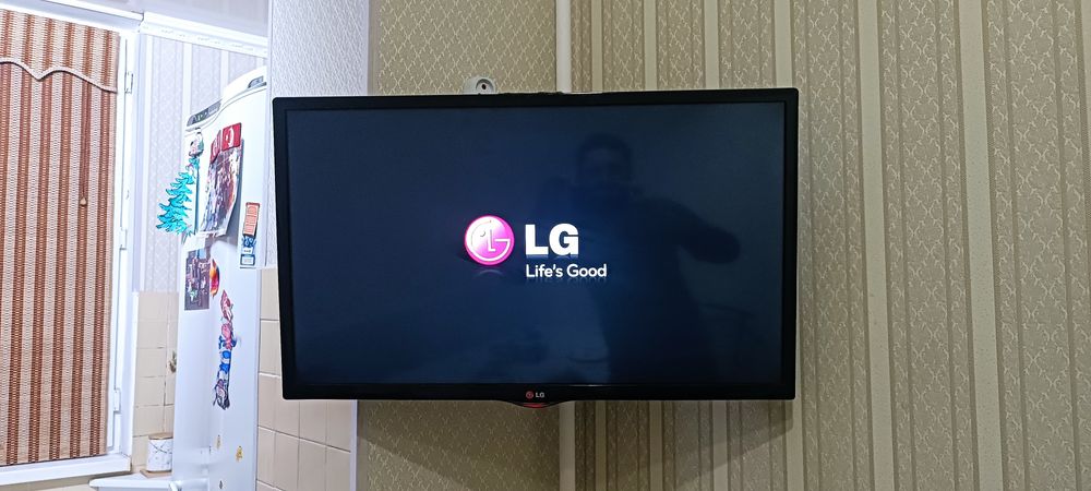 Телевизор LG в месте с кранштейном