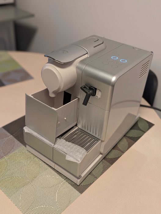 Aparat de Cafea cu capsule Nespresso Delonghi