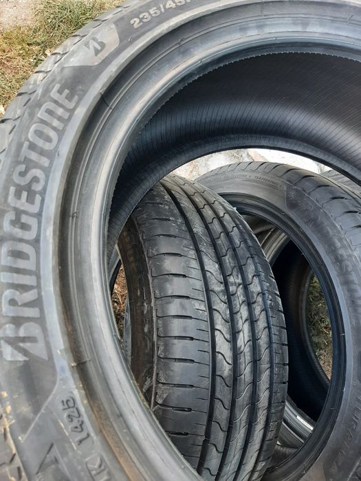Продам шины 235/45/18 бриджестон.