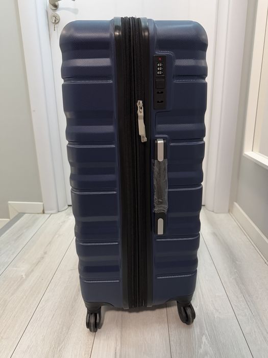 Чисто нов голям син куфар