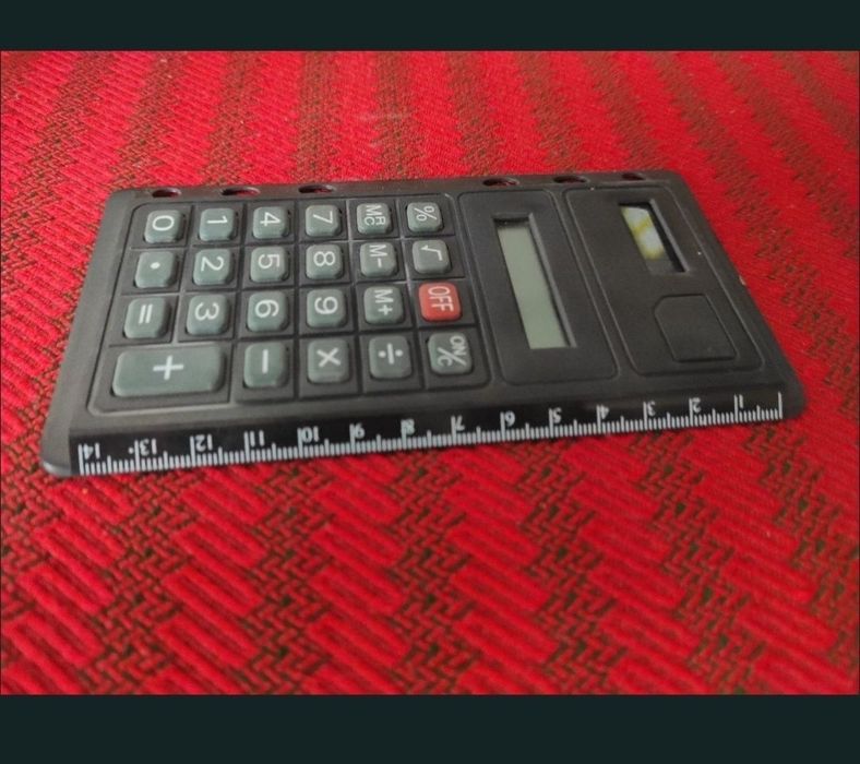 Calculator cu celulă fotovoltaică și riglă de măsurat
