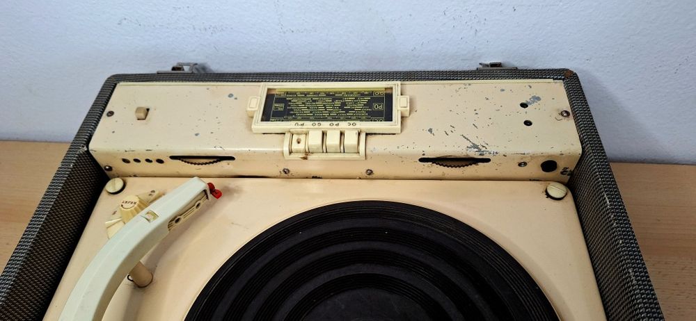 Pick-up cu radio incorporat