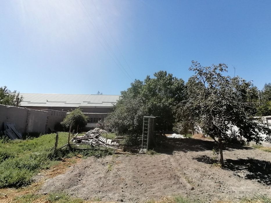 Uchastka sotiladi,Участка продаётся срочно внутри есть удобства за всё