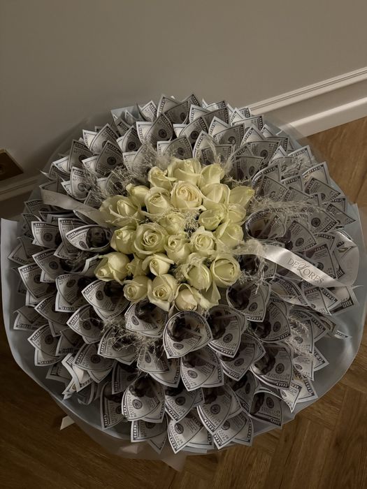 Денежный букет из $100 купюр