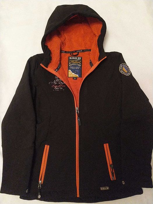 Vând geacă soft Shell pt fete