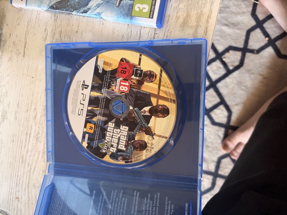 продавасе playstation5 slim със 4 игри