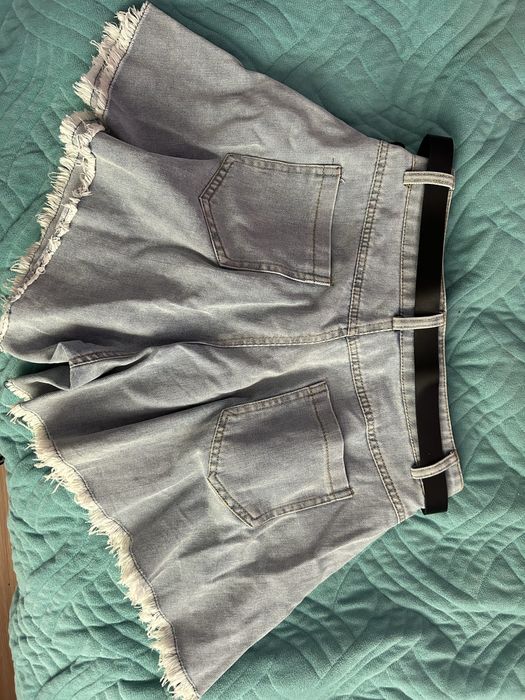 Джинсовые шорты.