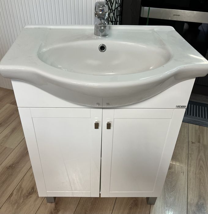 Долен шкаф за баня с умивалник и смесител!