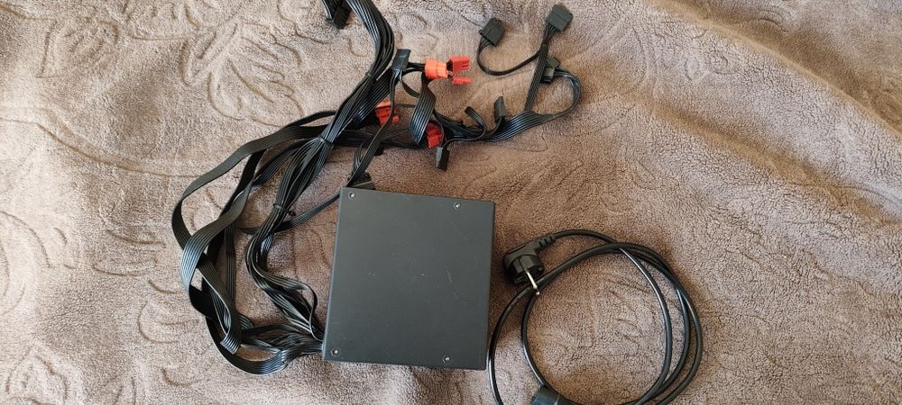 Kit placă de bază cu procesor, placă video și sursă.