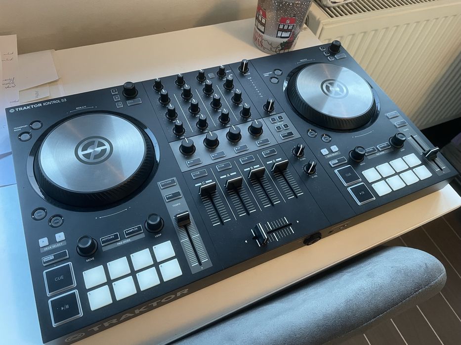 Consola DJ Traktor Kontrol S3