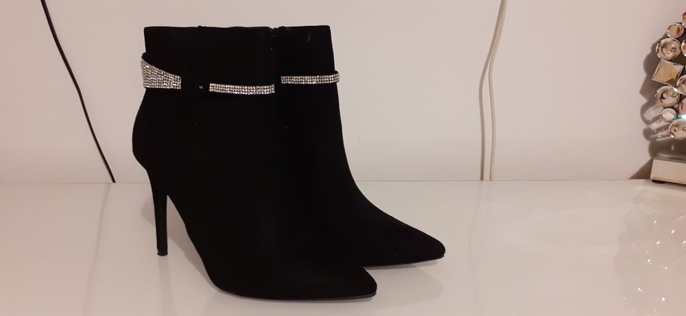 Botine imitatie piele intoarsaa cu strasuri