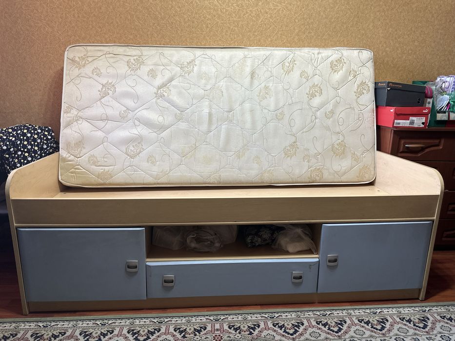 Односпальная детская кровать с ящиками для хранения!