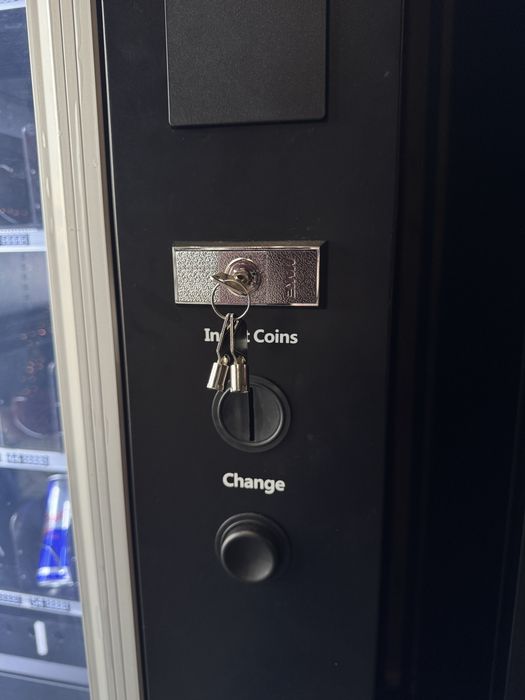 Automat de gustari si bauturi- ecran tactil cu android TCN