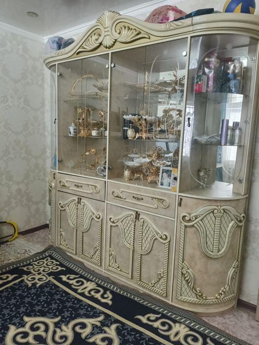 Сервант,кухонный гарнитур,прихожка,стол