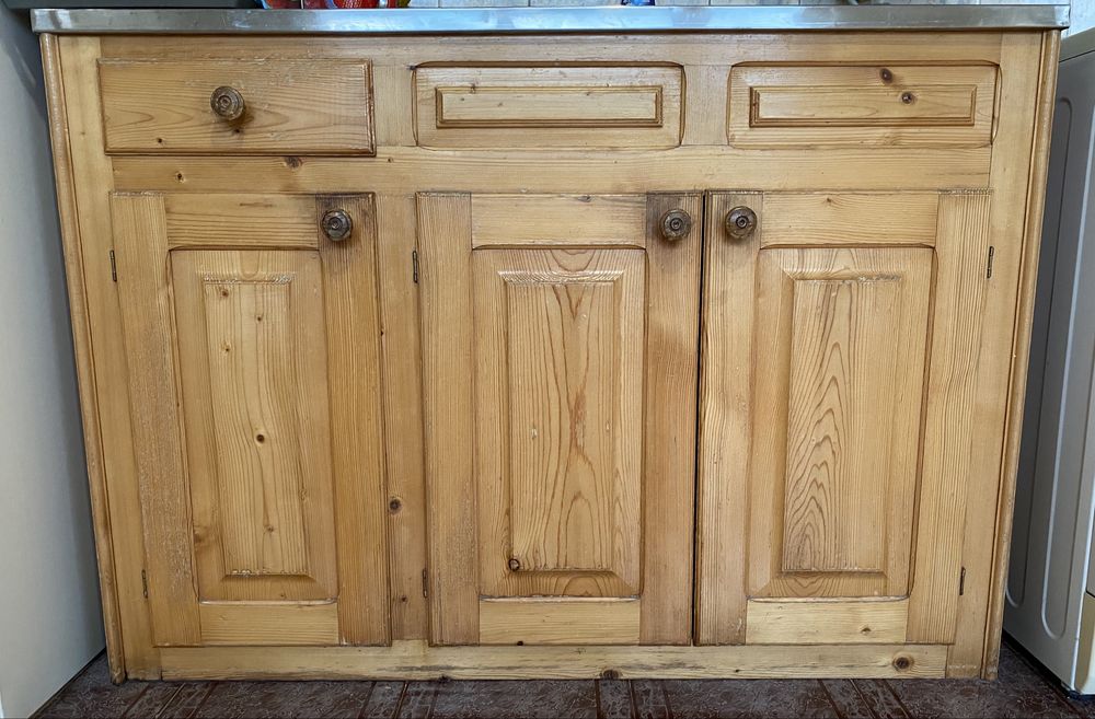 Кухненско обзавеждане ,шкафове от дърво ,мивка алпака