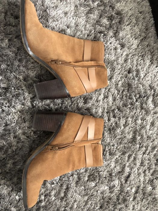 Botine dama scurte maro cu toc din piele intoarsa Camaieu marimea 39