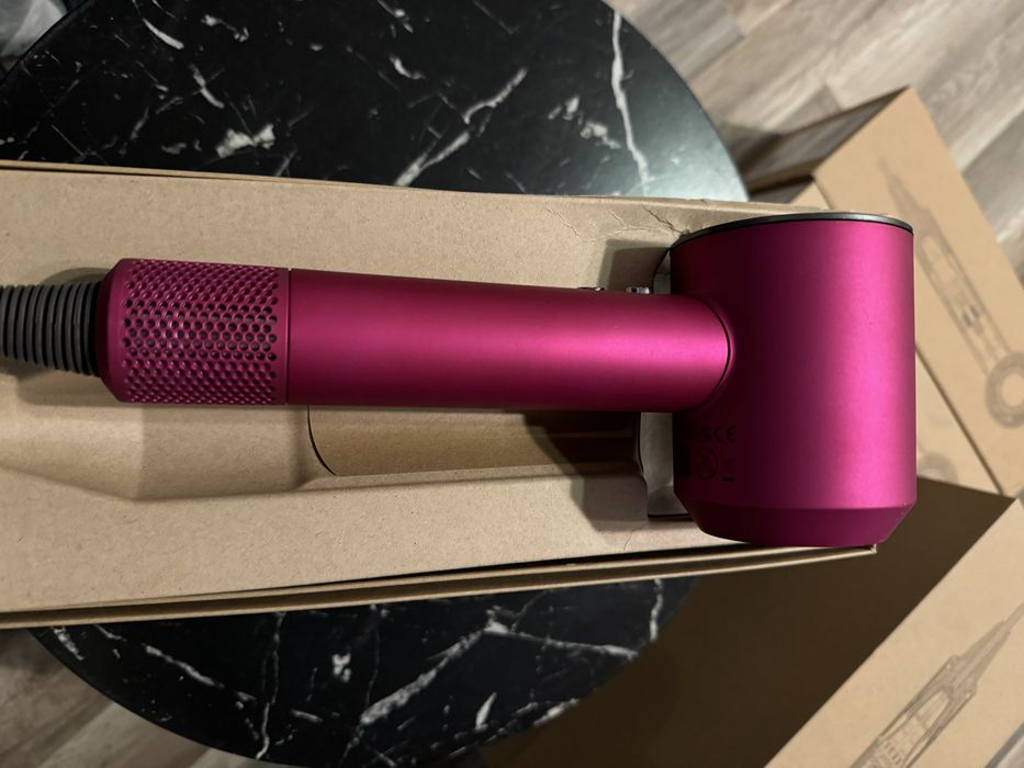 Feon Dyson Fuchsia si Roz