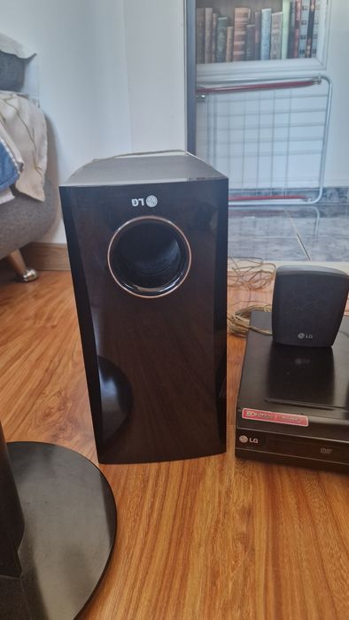LG Sistem audio 5.1 echipat cu DVD player.