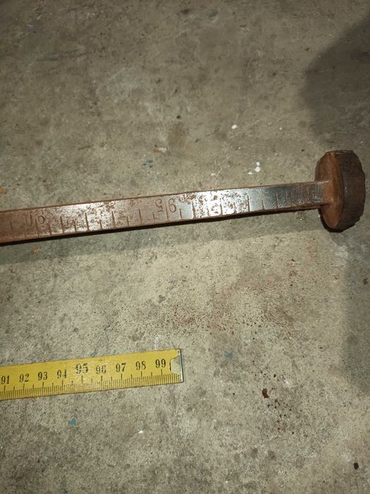 голям кантар работещ тегли до 100 килограма .