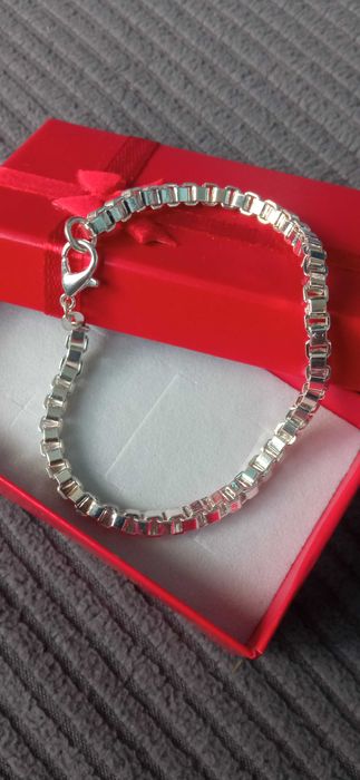 Нов, дамски сребърен комплект. Намалени,единични модели.В кутия всеки.