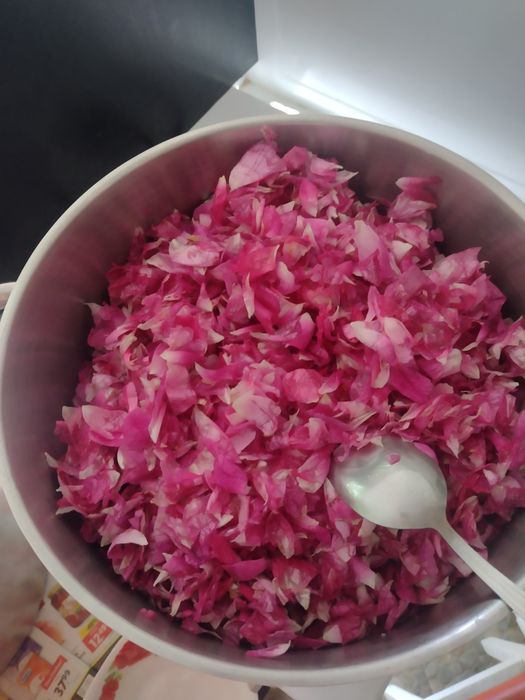 Dulceață de trandafir, flori de soc, nuci verzi, vișine, caise, cirese