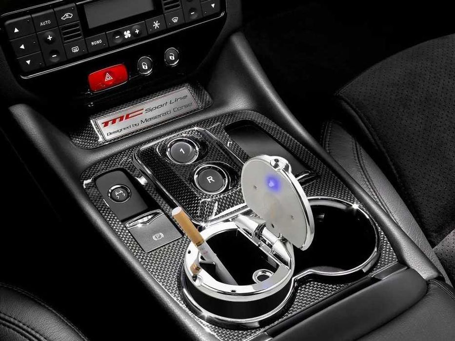 Scrumiera auto cu lumina LED activare automata montare in suport pahar