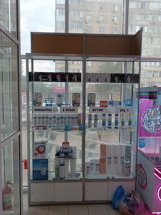 Стеклянные шкаф витрина