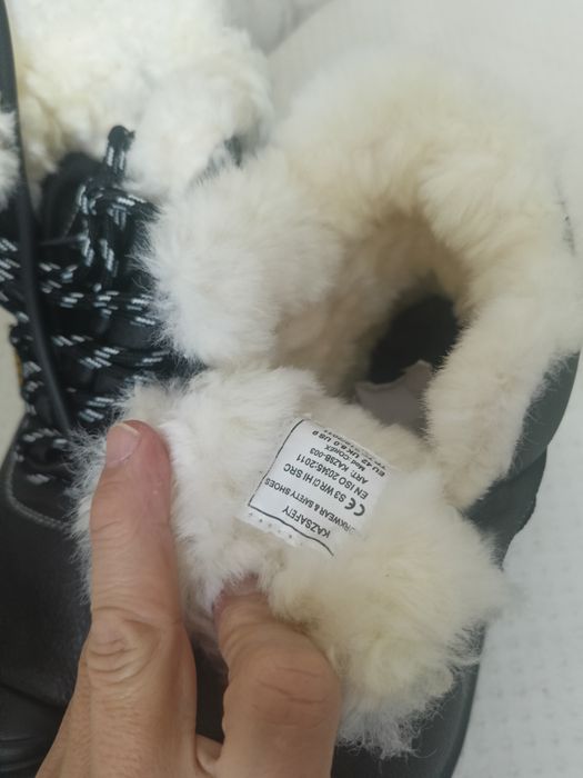 Спец ботинка продается за 10 тыс тенг