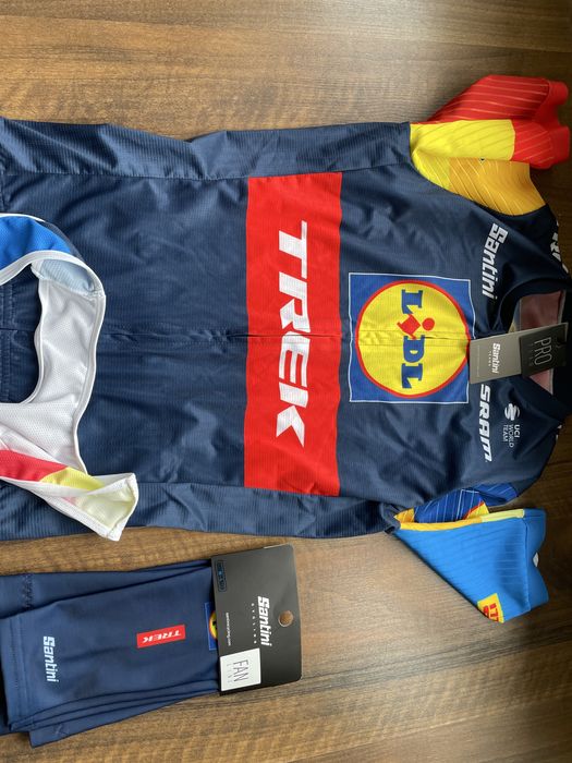 Echipament Santini Lidl Trek marimea M dar este un S ( ciclism)