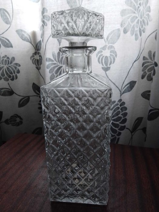 Гарафи за ракия вино уиски кристални и стъклени различни видове