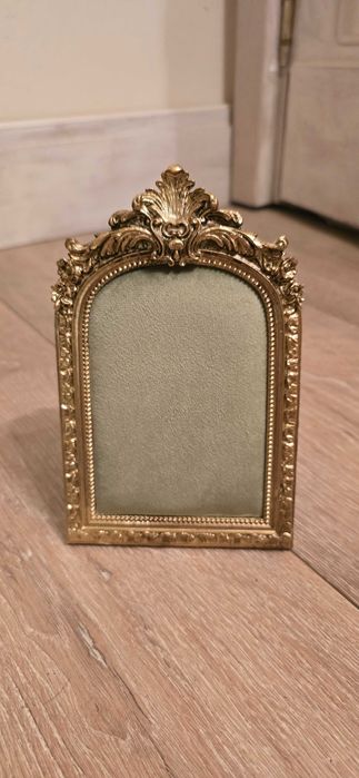 Изящна рамка за бижута, с кадифе.