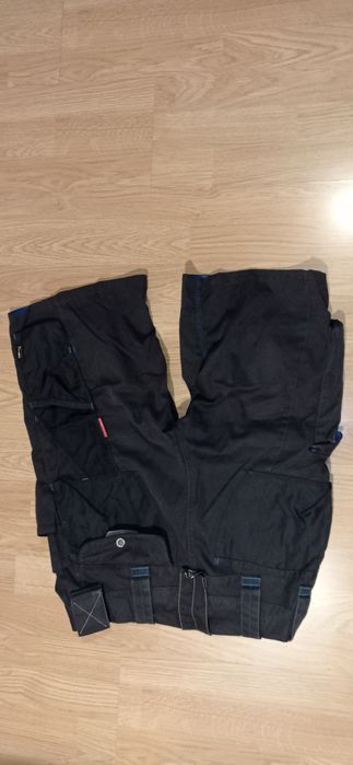 Pantaloni scurți Engelbert Strauss mărimea 50 cu un mic defect