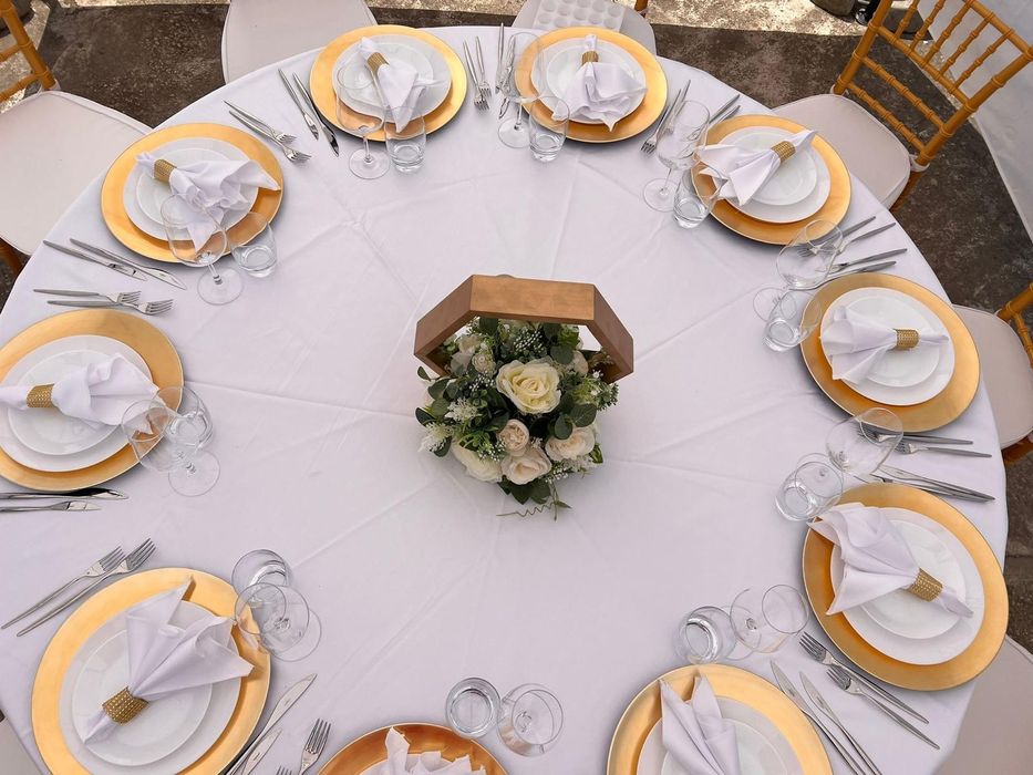 Închiriez cort evenimente , mese , scaune , aranjamente florale