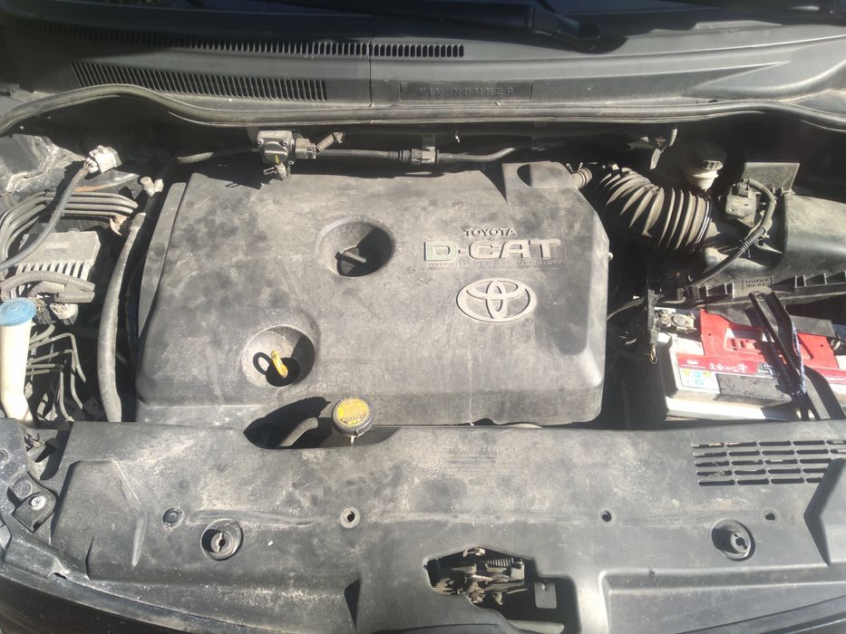 Тойота Корола версо 2.2 D-cat 177 коня само на части