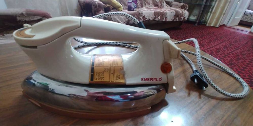 Утюг  тяжелый с терморегулятором и отпариванием. Рабочий