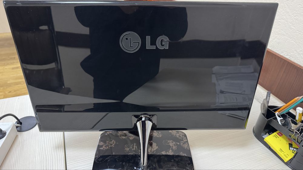 Продам монитор  LG flatron e2381