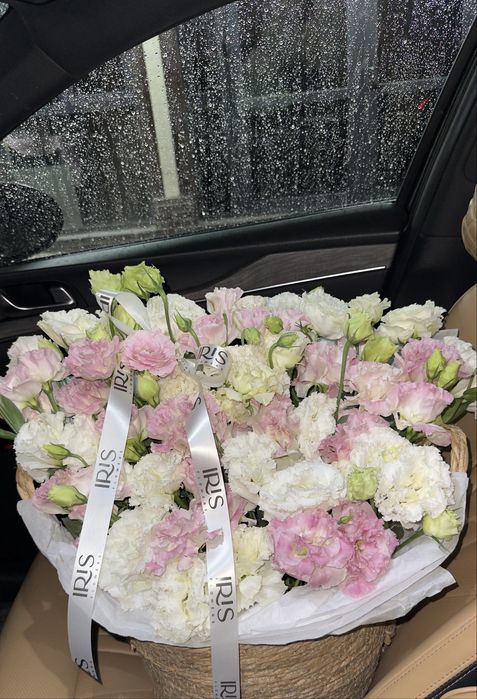 Свежие цветы в корзине