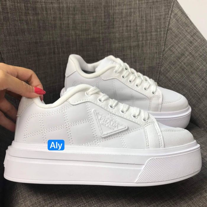 Prada alb roz si alb