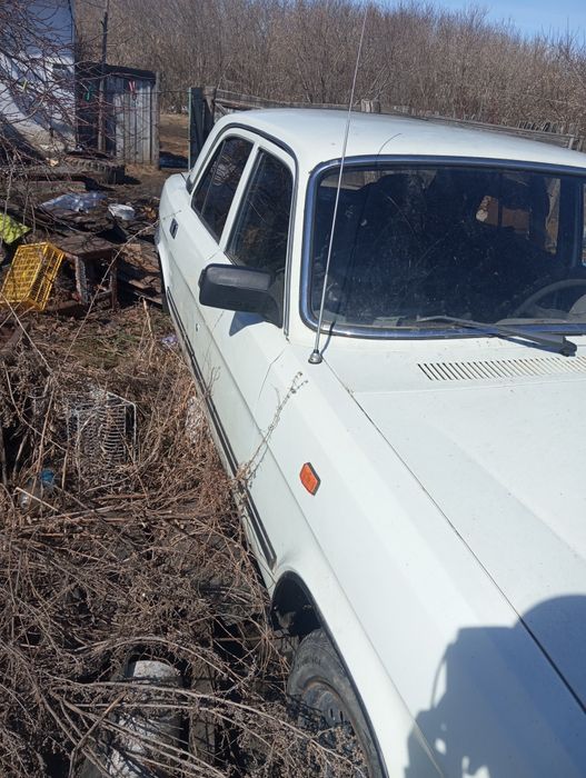 Газ 3110 в разборе, серая и белая