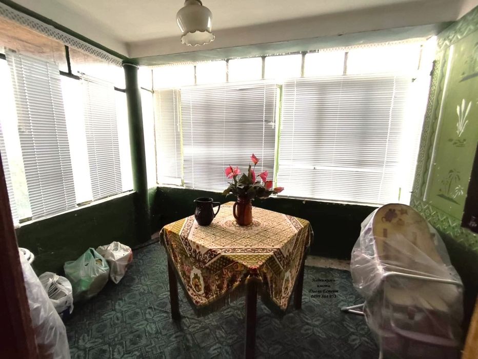 Двуетажна къща с постройка