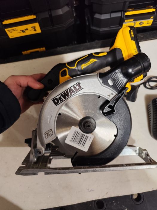 Като НОВ  безчетков ръчен циркуляр Девалт DeWALT DCS565 комплект