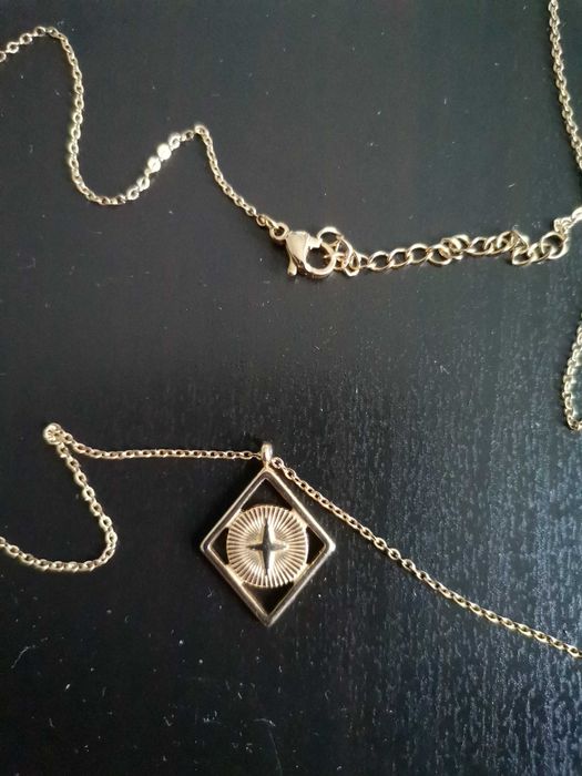 Позлатен медалион в прекрасно състояние, лек и нежен дизайн.