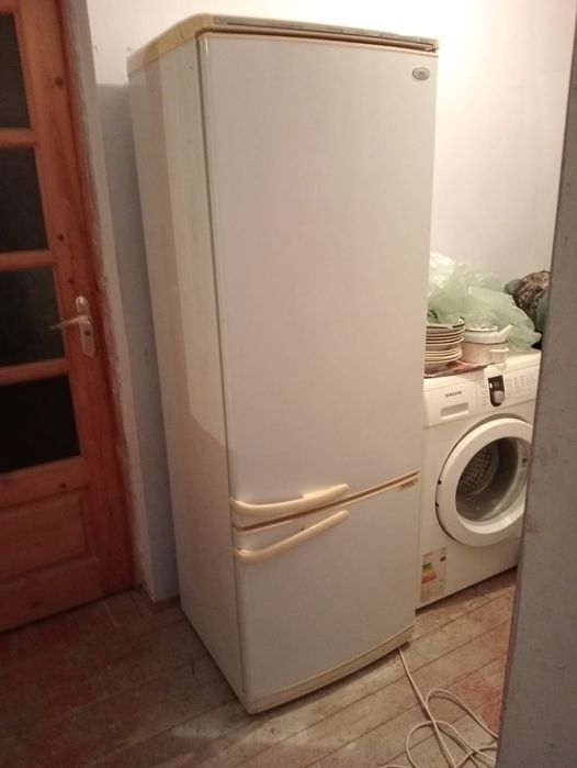 Холодильник  белый  очень хорошо охлаждает и морозит