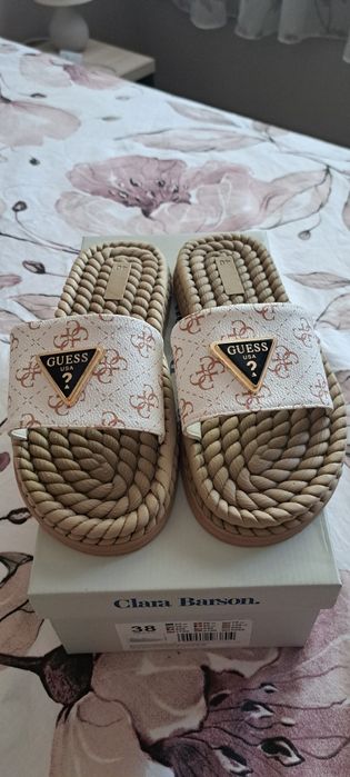 Нови чехли Guess в многоцветен десен. Стилни и удобни за лятото.
