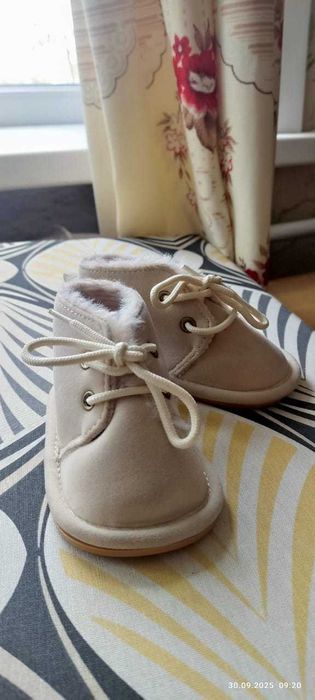 Продам детские кроссовки