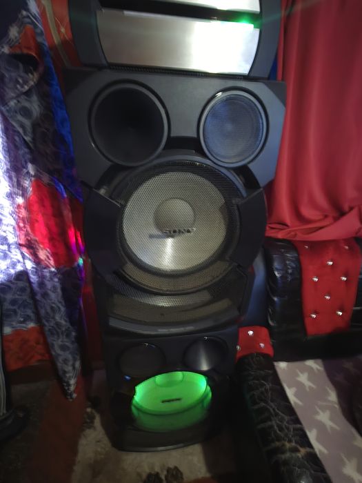 Продава се sony shake x70 D