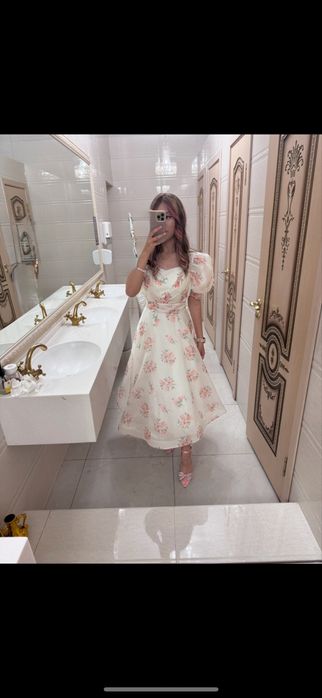 нежное платье в цветочный принт.