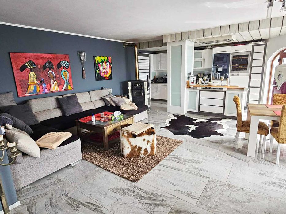 Луксозна триетажна къща с басейн, сауна и гараж в гр. Балчик