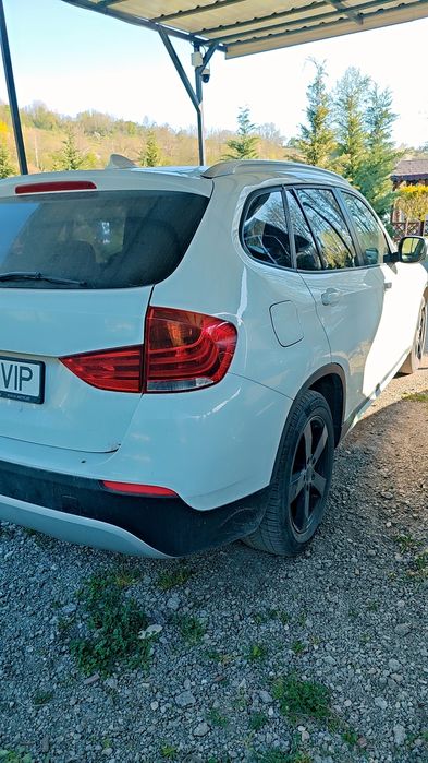 Persoană fizică vând  BMW X1  2.0l diesel, fiscal, masina de familie foarte bine întreținută și curată, mașină de nefumători