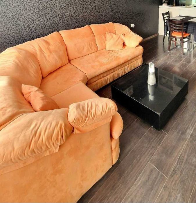 Ъглов диван и маса